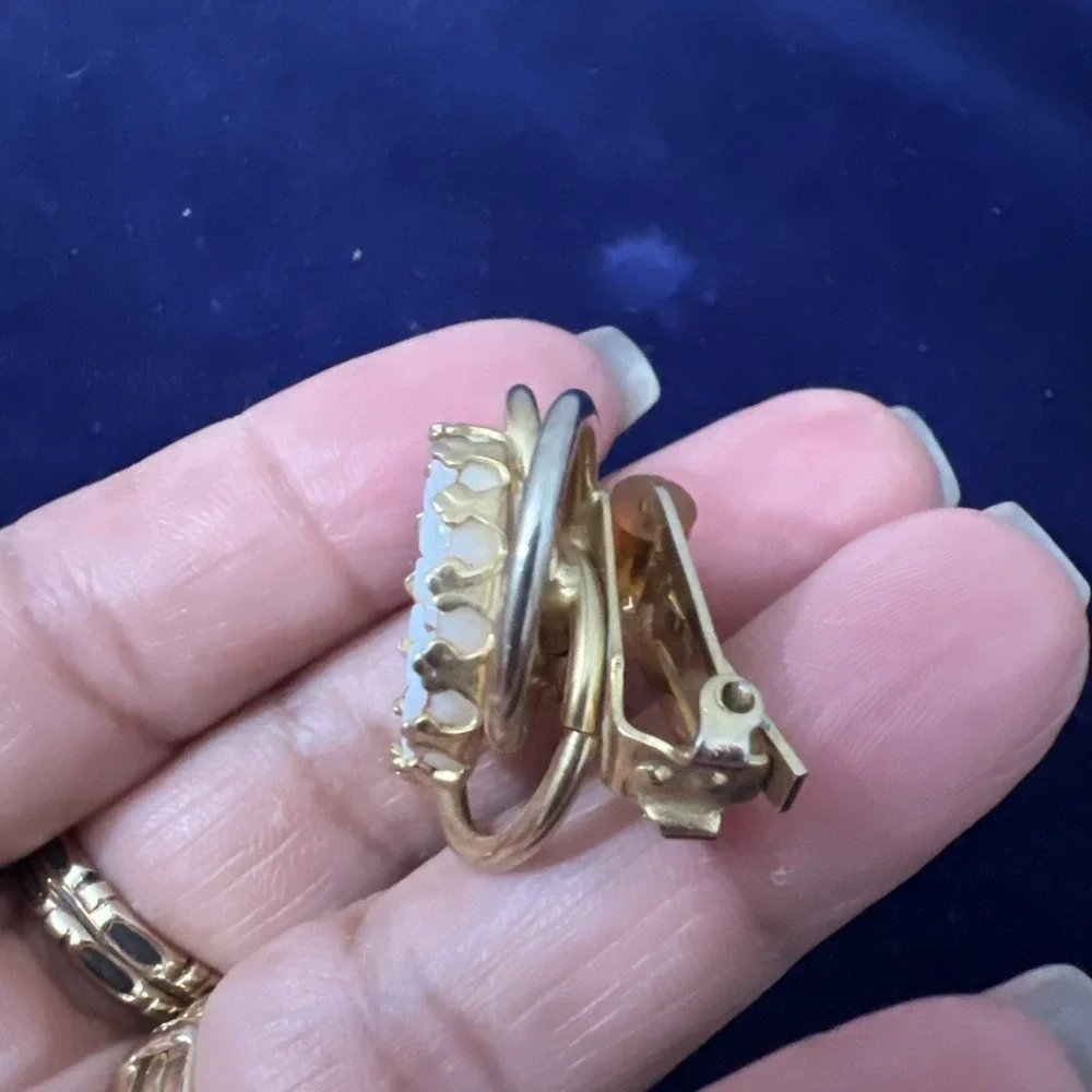 Vintage Signed Hobe Large Daisy Gold Tone Clip On Earrings